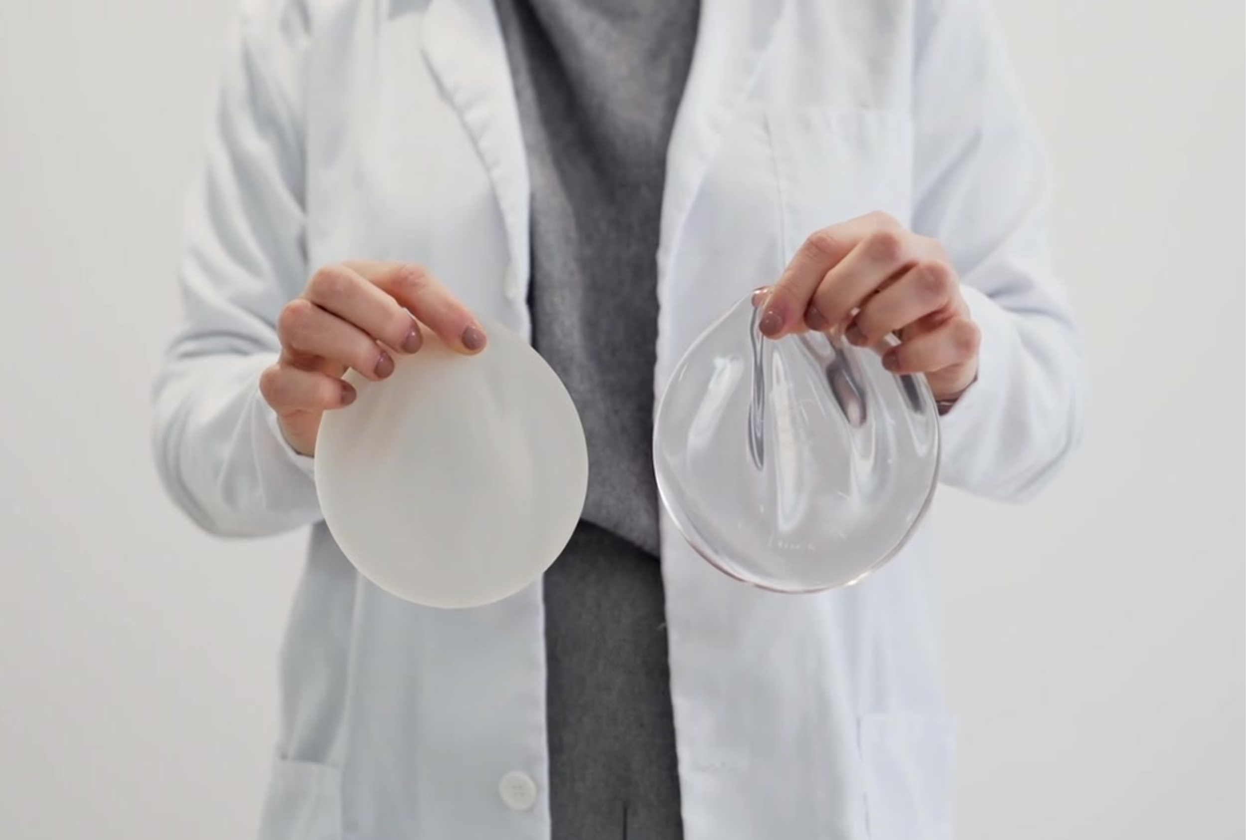 現在日本で多く使用されているのは、ナノテクスチャード／マイクロテクスチャードタイプという、表面がわずかにざらざらしたバッグです。
この“ざらつき”がバッグ周囲の組織との適度な癒着を作り、カプセル拘縮の発生を抑えることが分かっています。