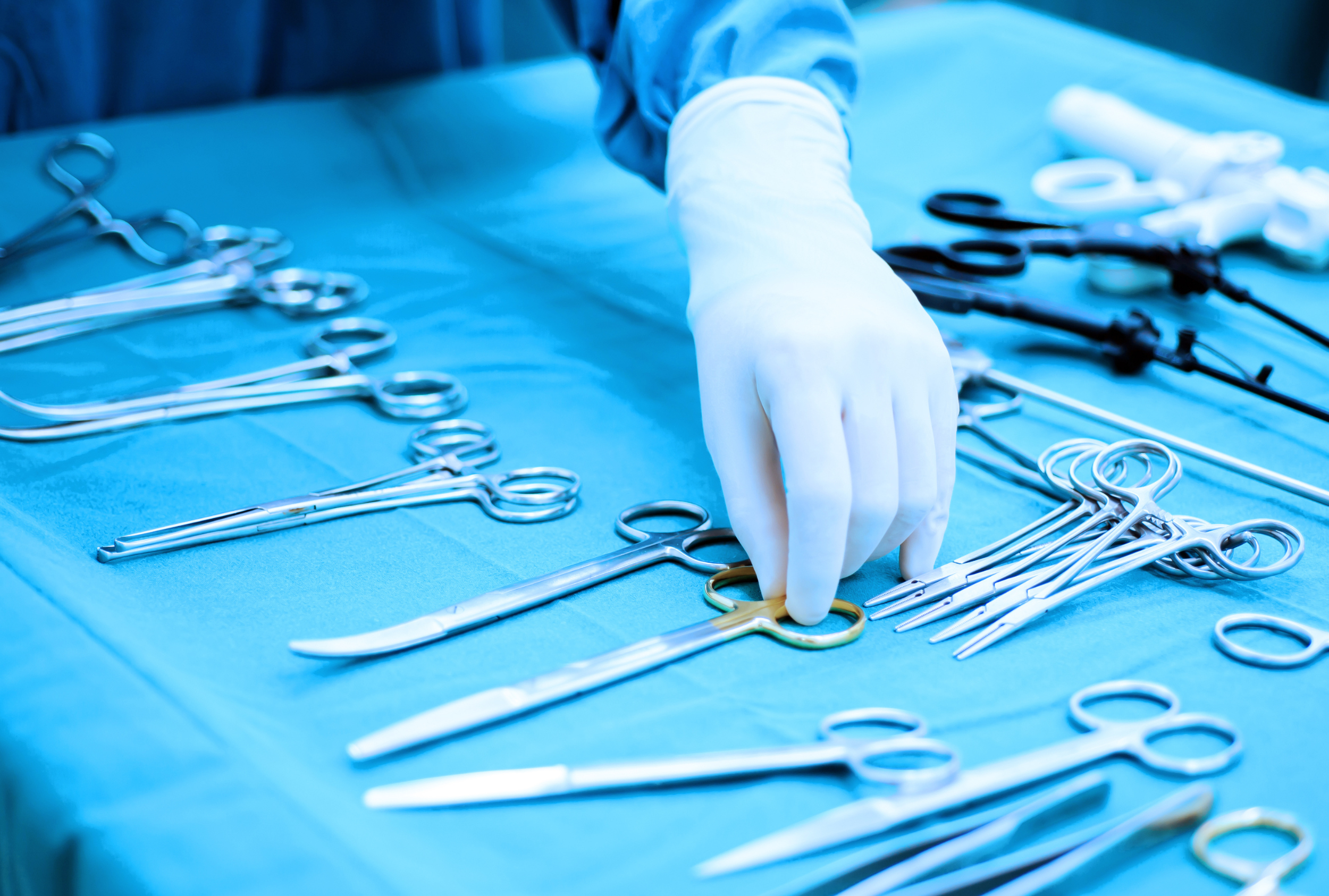 カプセル拘縮の大きな原因として、手術時の出血や感染が挙げられます。